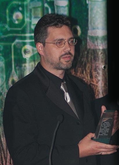 Joerg Micheel receiving the New Zealand Hi-Tech Award for Excellence, 2003